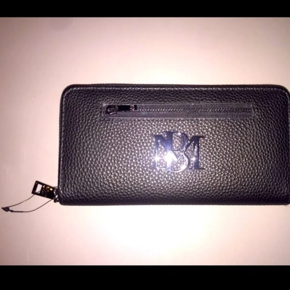 NWOT Badgley Mischka Wallet